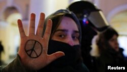 За підрахунками «ОВД-Инфо», від початку російського вторгнення в Україну 24 лютого на антивоєнних акціях у Росії затримали понад 15 тисяч людей