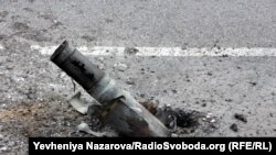 Їхати довелося через Камʼянське, де можна було побачити розбомблені будинки, дорогу із згорілими автівками, технікою, рештками ракет