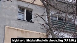 «Комунальні служби займаються очищенням території від вибитого скла та рам» (фото архівне)