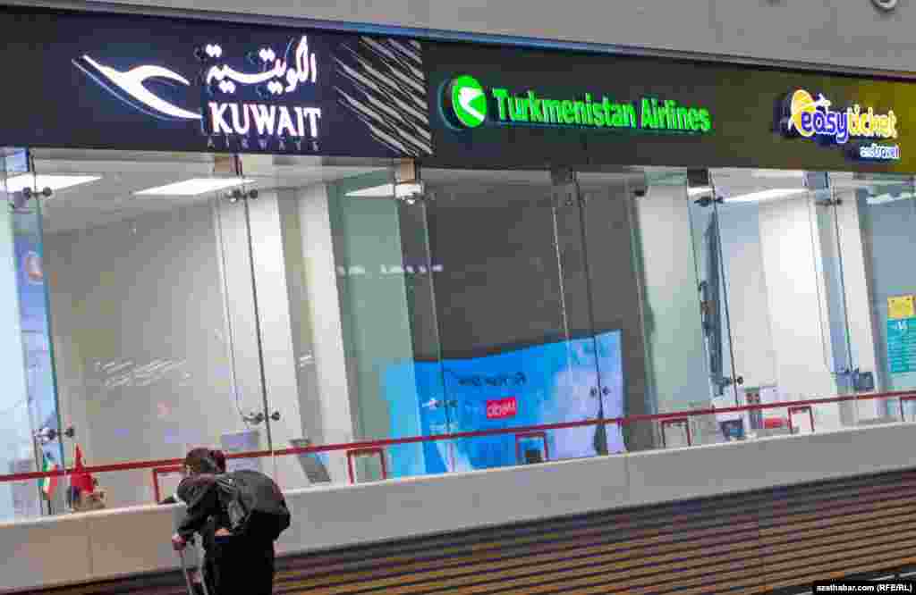 &quot;Türkmen howa ýollarynyň&quot; Stambulyň halkara howa menzilindäki ofisi hemişe diýen ýaly ýapyk. Aeroportyň işgärleriniň sözlerine görä, bu edara diňe çarter reýsleriniň Türkmenistana gidýän güni bir aýda ortaça iki gezek sanlyja sagatlyk açylýar. Bu ýere barýan adamlaryň sany birnäçe ýüze ýetýär, emma aglaba köpüsine ýer bolmaýar, sebäbi Türkmenistana diňe öňünden düzülen sanawda ady bolan adamlar gidip bilýär. Sanawlar Türkmenistanyň Stambuldaky konsullygynda düzülýär.