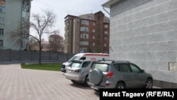 Мурдагы президент Алмазбек Атабеавге келген "Тез жардам" унаасы. Биринчи май райондук соту, 4-апрель.