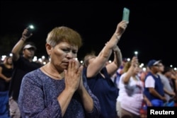 Люди моляться за загиблими від нападу. Ел Пасо, Техас, 4 серпня 2019 року.