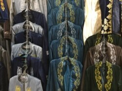 Чапаны на продажу в контейнере на барахолке.