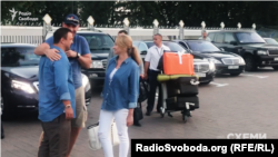 Мер Кличко і керівник «Укрбуду» Микитась обіймаються після повернення з Неаполя