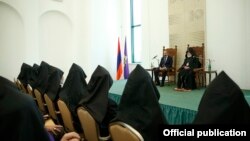 Վարչապետ Նիկոլ Փաշինյանը Մայր Աթոռում հանդիպում է Ամենայն Հայոց Գարեգին Երկրորդ կաթողիկոսի և բարձրաստիճան հոգևորականության հետ, Էջմիածին, 1-ը հունիսի, 2018թ.