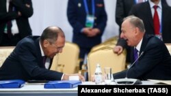 Сергій Лавров і Микола Патрушев регочуть під час спільного засідання Ради Міністрів закордонних справ, Ради Міністрів оборони та Комітету секретарів Рад безпеки Організації Договору про колективну безпеку (ОДКБ). Астана, Казахстан. 8 листопада 2018 року