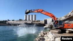 Дамбаны бекемдөө иштери. 3-февраль, 2016-жыл.