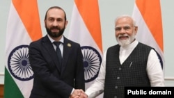 Министр иностранных дел Армении Арарат Мирзоян (слева) и премьер-министр Индии Нарендра Моди