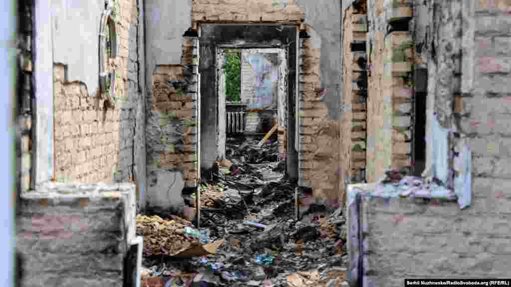 Згорілий будинок Любові Тополь у селі Мощун