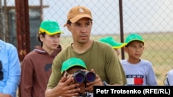 Казакстандагы Биоартүрдүүлүктү сактоо ассоциациясынын адиси Альберт Салемгареев окуучуларга КБСА реинтродукция борборундагы куландарды көрсөтүп жатат. Костанай облусу, 2022-жыл, 19-июль