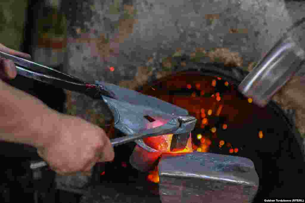 Базарда көбүнчө кетмен, күрөк, бычак, балка, балта, жүгөн, үзөңгү сыяктуу үй-чарба тиричилигине керектелүүчү буюмдардын бардык түрү жасалат.&nbsp;