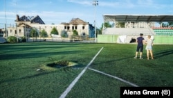 Ирпендеги спорт аянтчасындагы ракета оюп кеткен жер.