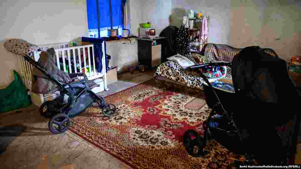 У цій господарській будівлі живе сім&#39;я, чий будинок згорів унаслідок обстрілів