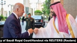 Джо Байден намагався уникати обіймів зі спадкоємним принцем Саудівської Аравії Мухаммадом бін Салманом, якого пов’язують із вбивством журналіста Washington Post Джамаля Хашоґґі