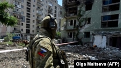 Російський військовий стоїть серед руїн захопленого Сєвєродонецька. Це може здатися вам дивним і недієвим, але перед зверненням до ЄСПЛ правозахисники радять надсилати заяви про злочини окупантів до Слідчого комітету Росії. Чому – розповідаємо нижче