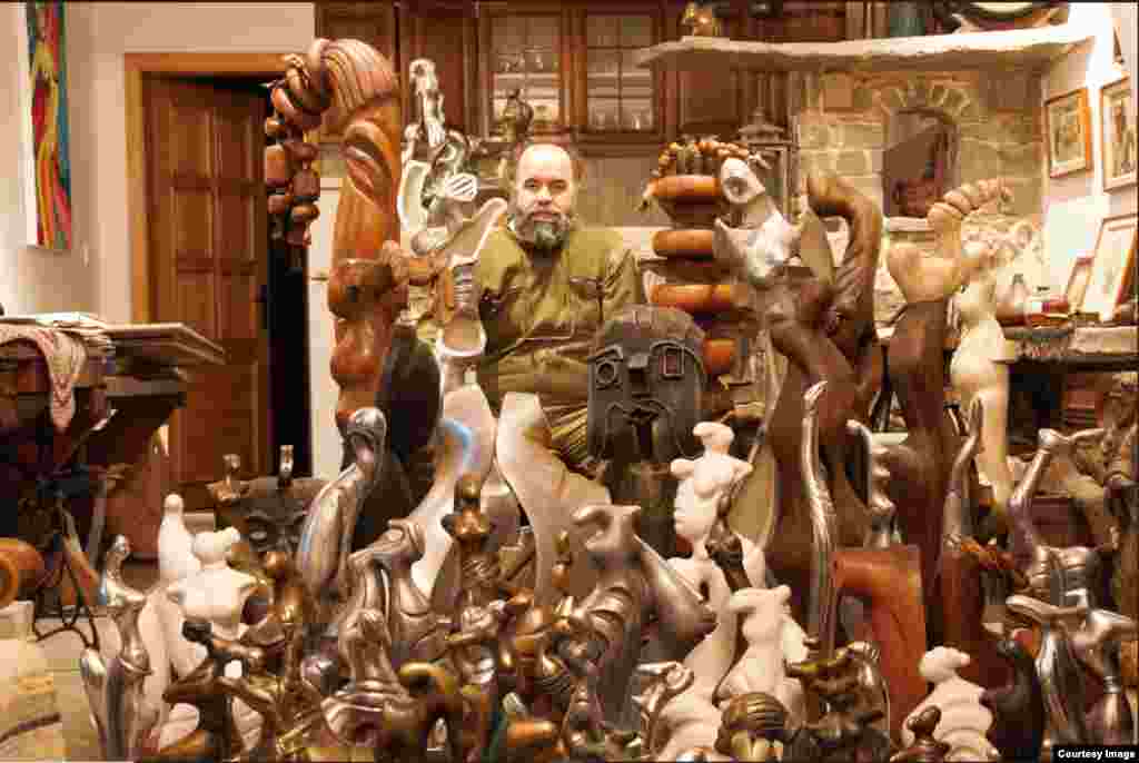 Македониялык сүрөтчү Анхель Димовски Чаус өзүнүн Скопьедеги студиясында.