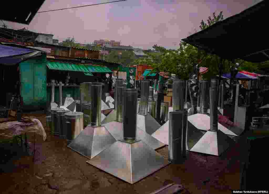 Айрым усталар меш үчүн жука темирден морлорду жасашат. Мындай морлор Оштогу самсаканаларда, ашканаларда жана кафелерде кеңири колдонулат.&nbsp;&nbsp;