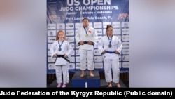 Дзюдо боюнча АКШнын ачык чемпионатында үч алтын байге уткан Акмаржан Турдажиева ортодо. 28-31-июль, 2022-жыл. АКШ, Флорида штаты. 