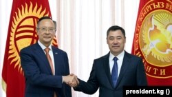 Садыр Жапаров жана Кайрат Абдрахманов (солдо). 2022-жылдын 26-июлу.