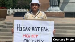 Сайлау заңына түзетулерге қарсы шыққан Алматы тұрғыны Данияр Супиев жалғыз адамдық пикет өткізіп тұр. 24 шілде 2022 жыл. Сурет авторы -  Әйгерім Тілеубаева.