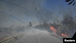 Евакуаційне авто поліції їде по атакованій дронами дорозі під Кураховим восени 2024 року