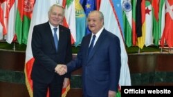 Главы МИД Узбекистана и Франции Абдулазиз Камилов (справа) и Жан-Марк Эйро. Ташкент, апрель 2017 года.