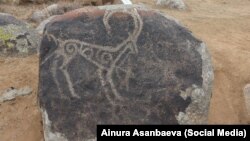 Ысык-Көл районунун Сары-Камыш айылынан Чолпон-Ата шаарында чейинки тоо этегинде жайгашкан б.з.ч. II миң жылдыктан б.з. ч. I жылдыктарына таандык ачык асман алдындагы петроглифтер.