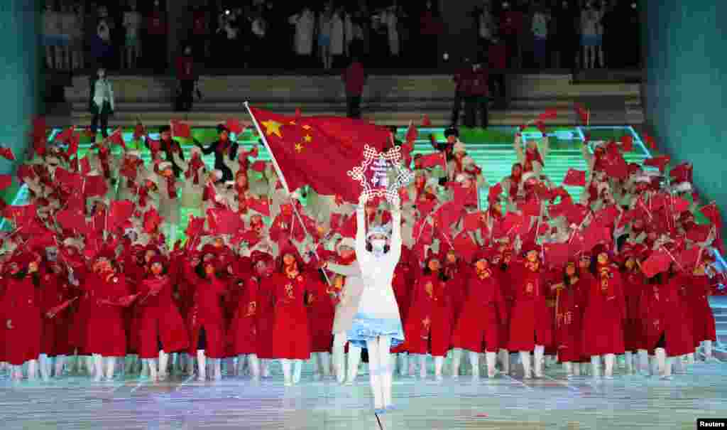 Кытай Эл Республикасынын курама командасы параддан өтүп бара жатат.&nbsp;