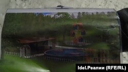 Ещё один эскиз, чуть крупнее. На нём запечатлены кафе, надувной бассейн и маленькое "колесо обозрения".