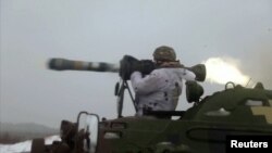 Українські військові тренуються з протитанковими ракетами NLAW, наданими Великою Британією на тлі нарощування російських військ на кордоні України, січень 2022 року