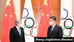 Раиси ҷумҳури Чин (аз рост) бо президенти Кумитаи байналмилалии олимпӣ.