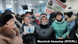 Қаңтар оқиғасына байланысты ұсталғандардың туыстары прокуратура ішінде наразылық білдіріп тұр. Алматы, 1 ақпан 2022 жыл.