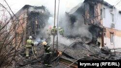 Разрушения после пожара в жилом доме по улице Таврической в Ялте
