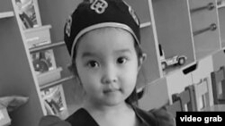 Алматыда январь окуялары маалында окко учкан төрт жашар Айкөркөм. 