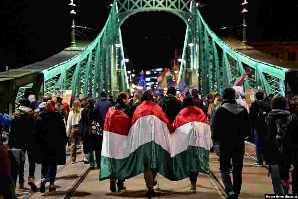 افرادی با پرچم مجارستان در تظاهراتی در بوداپست علیه قانون ممنوعیت رژهٔ افتخار دگرباشان و محدودسازی آزادی اجتماعات.