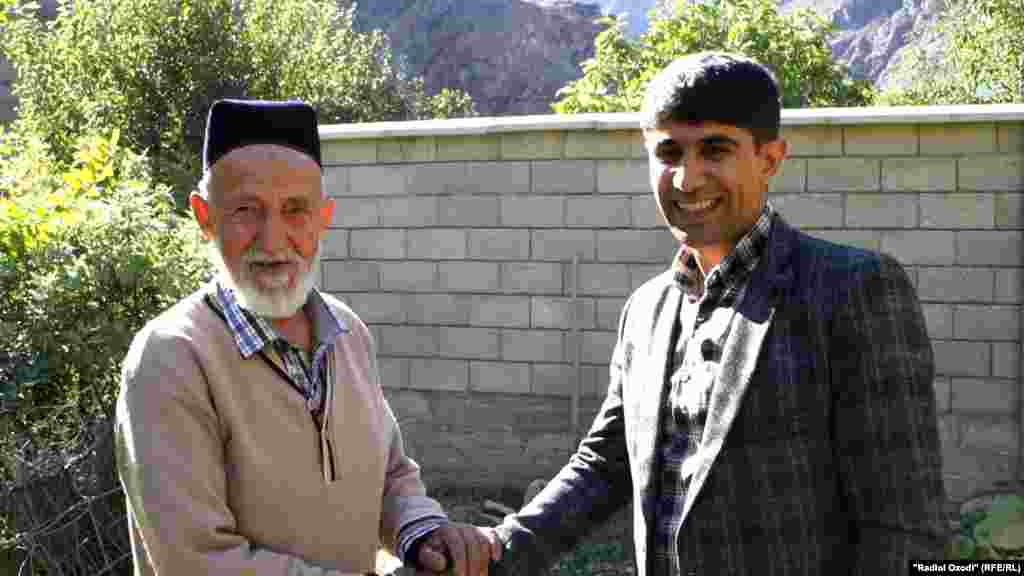 Нодирхон Хусейнов с корреспондентом Радио Озоди Махмуджоном Рахматзода&nbsp;