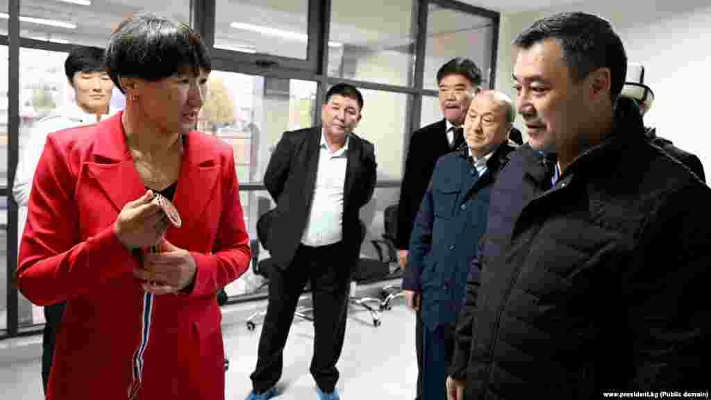 &quot;Биз буга чейин ар кайсы залдарды ижарага алып, эркектер менен бирге машыкчубуз. Кыз-келиндер үчүн ушундай зал ачылганына абдан кубанып турам. Бул зал Кыргызстандагы кыз-келиндер күрөшүнүн мындан ары өнүгүшүнө чоң салым кошооруна ишенем. Буюрса Парижде өтө турган Олимп оюндарына ушул залдан машыгабыз&quot;, - деди&nbsp;кыз-келиндер күрөшү боюнча дүйнөнүн эки жолку чемпиону, Олимп оюндарынын күмүш байгесинин ээси Айсулуу Тыныбекова.