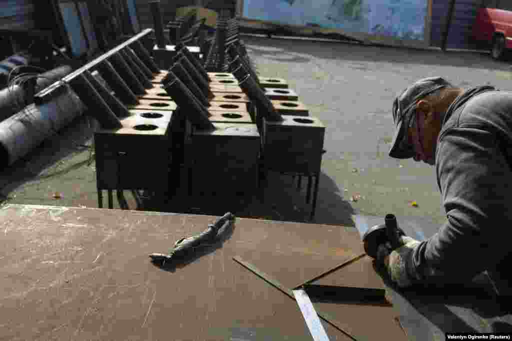 Наразі волонтери виготовили та роздали п&rsquo;ятсот печей. Раместам каже, що є плани &laquo;пришвидшити темп&raquo; виробництва печей, позаяк наближається зима, яка в Україні буде, як очікують, складною через завдану російськими обстрілами шкоду цивільній інфраструктурі&nbsp;