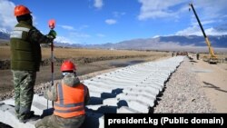 Балыкчы - Кочкор - Кара-Кече темир жолунун курулушу. Иллюстрациялык сүрөт.