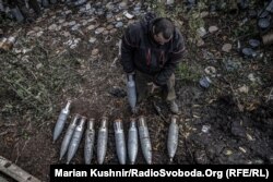 Українські танкісти за допомогою танка Т-64 ведуть вогонь по російській армії під Бахмутом