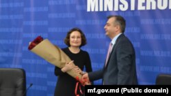 Gabriela Cuneva, fostă secretară de stat la Finanțe, alături de Ion Chicu, ex-premier.