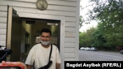 Instagram желісіндегі Qaznews24 сатиралық парақшасының иесі Темірлан Еңсебек полициядан шығып келеді. 15 мамыр 2021  жыл.