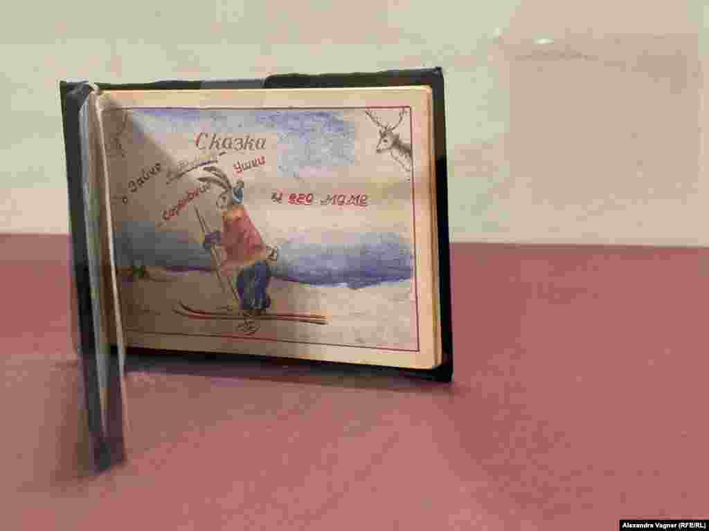 &quot;Biz bu sergini 15 ýyldan bäri taýýarlaýarys &ndash; diýip, serginiň awtory aýdýar. &ndash; Şeýle uzak, sebäbi biz aýal ykbalyny öz üstüne alyp biljek esasy özeni hiç tapyp bilmedik. Sebäbi olar, bir tarapdan, hemmesi meňzeş, ählisi lagerden geçenler, beýleki tarapdan, her ykbal bir adamyň ömri. &ldquo;Memorialyň&rdquo; muzeýinde el işleri örän köp. Sebäbi ol garabagt aýallar diňe özleriniň, öz elleri bilen, özlerinde bar bolan zadyndan, edip biljek zadyny edýärdiler... Olaryň bolsa hiç zady ýokdy. Olarda ýyrtylan aýakgap, esgi bölekleri, nähilidir ýumak sapaklary, dürli-dümen ýüplükler, mata bökeleri bardy. Bu zatlardan ilki bilen öz aladaňy etmek, egin-eşigiňi abatlamak hem geýinmek gerekdi, ikinjiden, haýsydyr bir ýol bilen özüňiň diridigiňi mälim etmelidi&raquo;.