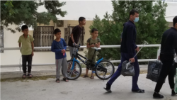 Diňle: Balkanda polisiýa işgärleri çagalaryň ýaremezan aýtmagyna ‘böwet boldy’