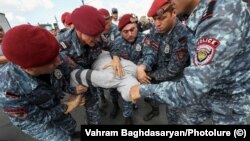 Полицейские задерживают протестующих, Ереван, май 2022 г․