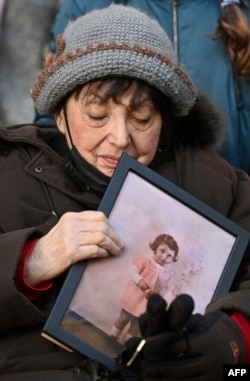 اینگه آورباخر، بازمانده هولوکاست، با عکسی از بهترین دوستش که قربانی هولوکاست شد، برلین ۲۸ ژانویه ۲۰۲۲