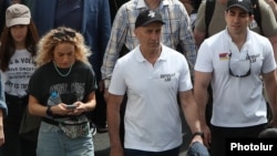 Роберт Кочарян с дочерью и сыном во время митинга, 1 мая 2022 г․