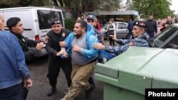 Полицейские задерживают протестующего в центре Еревана. 2 мая 2022 г.