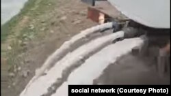 Дарыяга сүт төгүлүп жаткан учур. Сүрөт соцтрамактагы видеодон алынган. 