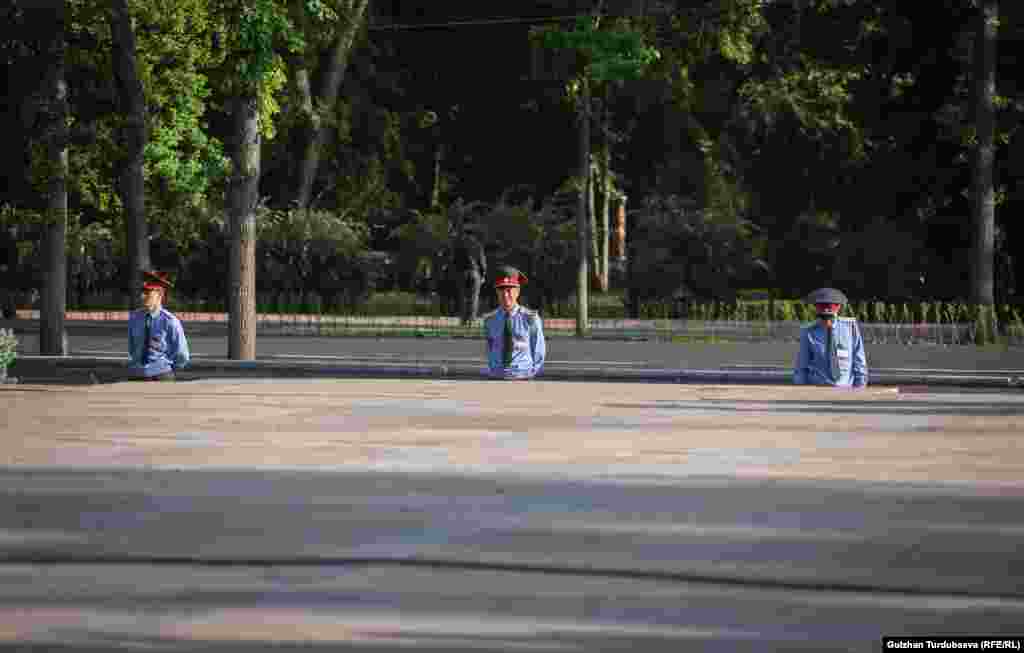 Коомдук коопсуздукту көзөмөлдөп жаткан милиция кызматкерлери.